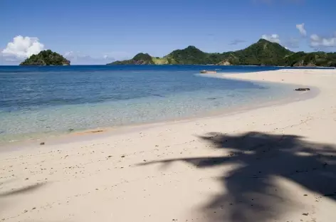 Plage de rêve vers Pulisan et l'île de Bangka, Sulawesi - Indonésie