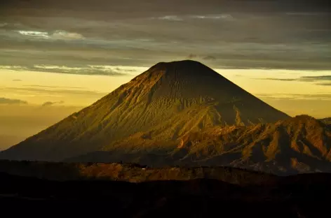 Lever de soleil sur le volcan Semeru, depuis Penanjakan, Java - Indonésie