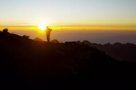 Lever de soleil au sommet du volcan Rinjani, Lombok - Indonésie