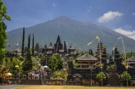 Temple de Besakih, en arrière-plan le volcan Agung, Bali - Indonésie