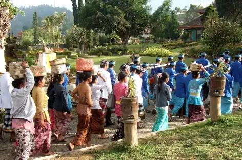 Processions religieuses à Bali