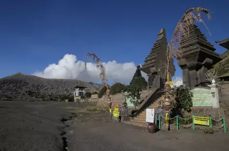 Temple hindhouiste au pied du volcan Bromo, Java - Indonésie