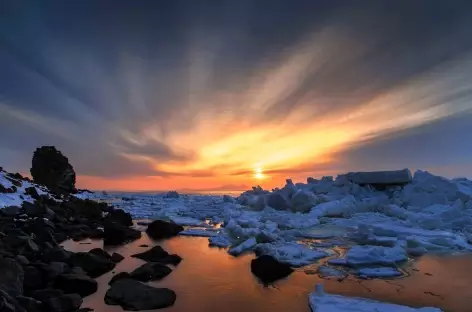Lever de soleil sur la mer gelée, côte Est de Hokkaido - Japon