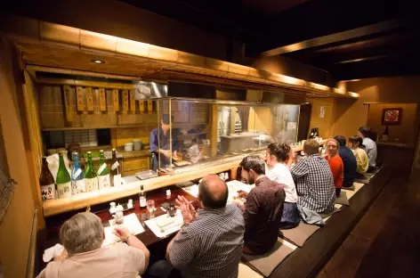 Dîner dans un restaurant traditionnel du Japon