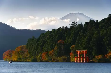 Lac Ashi, au loin le Mt Fuji (3776 m) - Japon - 