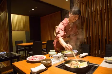 Dîner dans un restaurant traditionnel japonais, Kyoto - Japon