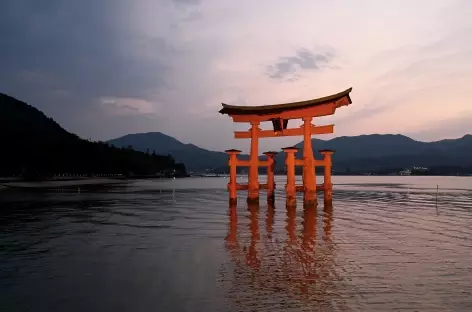 Torii flottant sur l'île de Miyajima - Japon