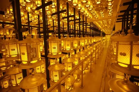 Lanternes dans le mausolée de Kobo Daishi, Koya San - Japon