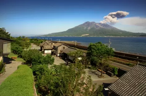 Volcan Sakurajima depuis le jardin de Sengan-en - Japon