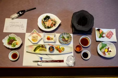 Repas traditionnel japonais dans un ryokan - Japon