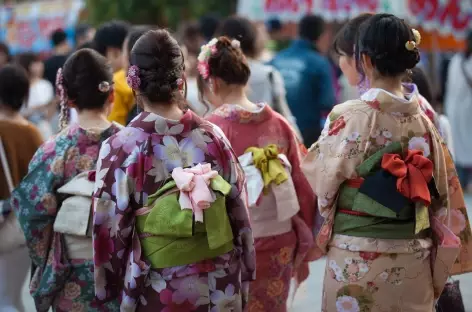 Jeunes femmes en kimono, Kyoto - Japon
