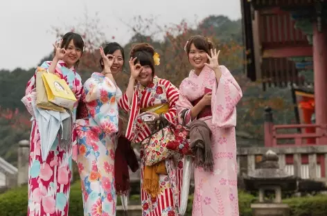 Jeunes femmes en kimono, Kyoto - Japon