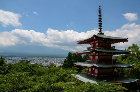 Le Fuji dans les nuages depuis la pagode de Chureito - Japon