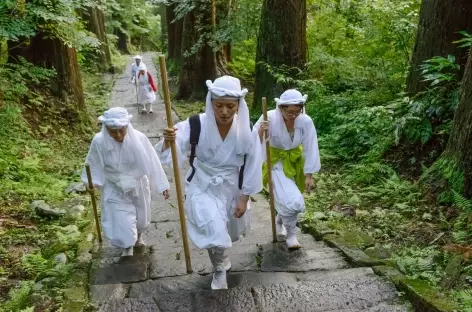 Pèlerins sur les chemins sacrées de Dewa Sanzan - Japon