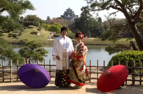 Mariés dans le parc du château d'Okayama - Japon