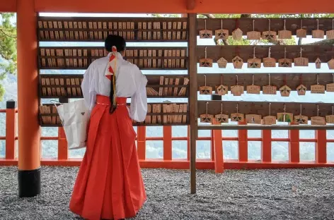 Prêtresse de Naichi Taisha_Japon