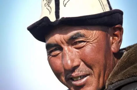 Nomade portant le chapeau traditionnel du Kirghizistan