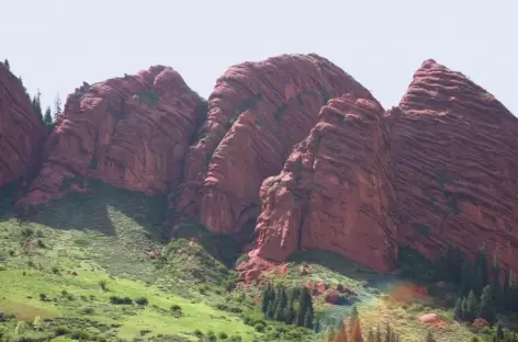 Les impressionnants rochers rouges de jety Ogouz - Kirghizie 