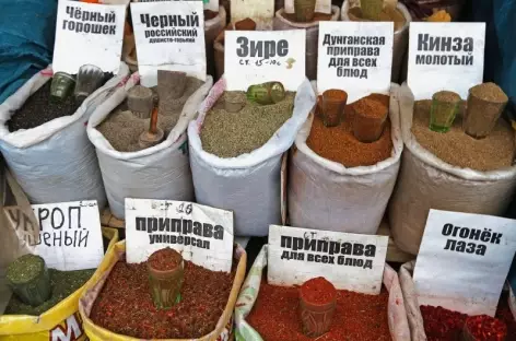 Stand d'épices sur le marché d'Osh à Bishkek - Kirghizie