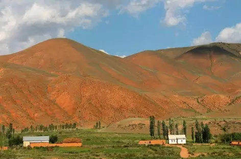 Terre rouge à Kyzyl Oï - Kirghizie