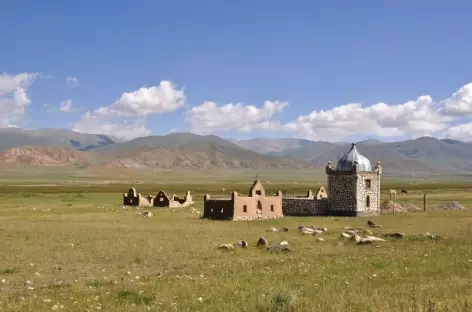 Mausolée nomade dans la plaine - Kirghizie