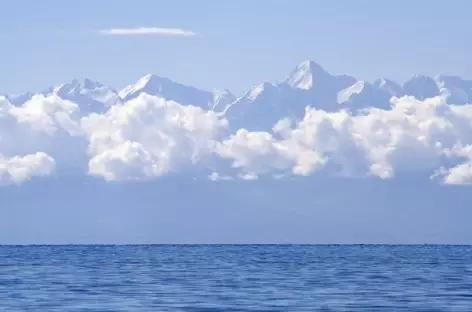 Le lac Issyk Kul, alimenté par les glaciers - Kirghizie