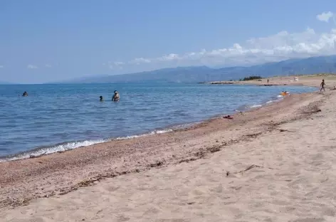 Plage sur le lac Issyk Kul - Kirghizie