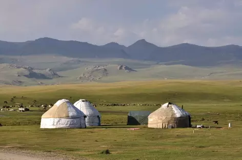 Camp de yourtes sur les rives du lac Song Kul - Kirghizstan 