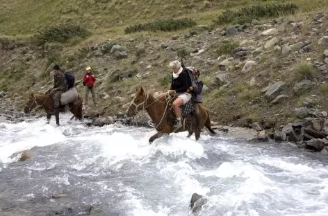 Les treks sont ponctués de traversée de gué - Kirghizie