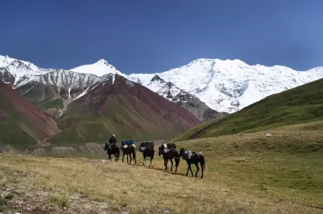 Col qui bascule sur le camp de base du Lénine - Kirghizie