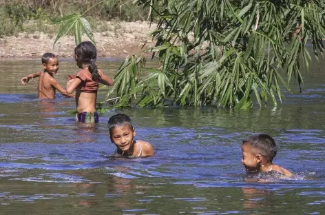 Baignade en pays Akha - Laos