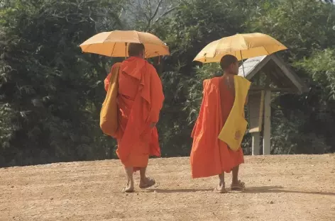 Rencontre avec des bonzes dans le village de Ban Na Mai - Laos