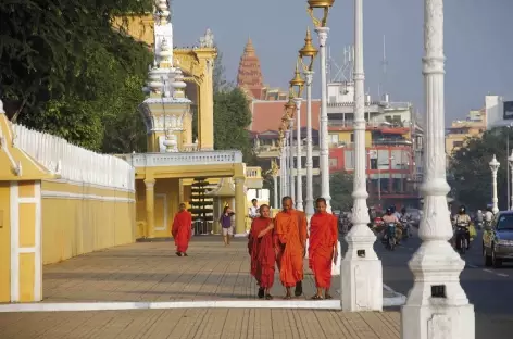 Bonzes dans les rues de Phnom Penh - Cambodge