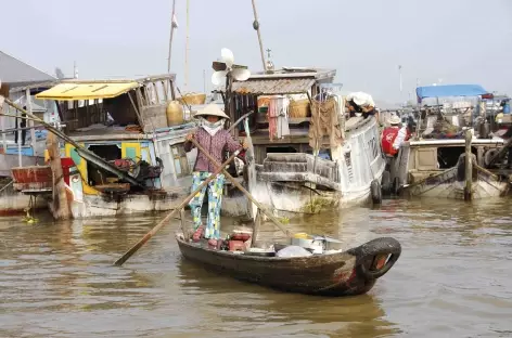 Marché flottant dans le delta du Mékong - Vietnam