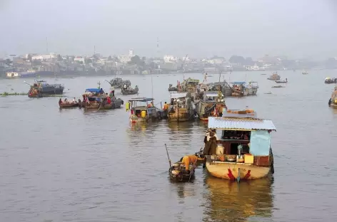 Marché flottant dans le delta du Mékong - Vietnam