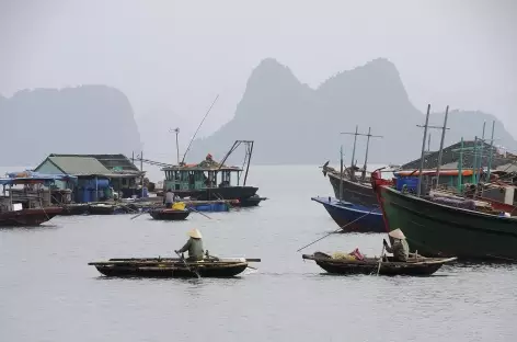 Village flottant de pêcheurs dans la baie d'Halong - Vietnam - 