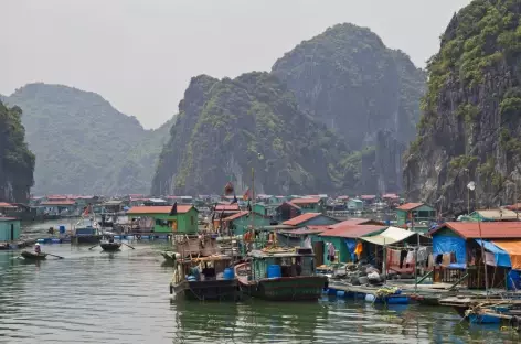 Village flottant dans la baie d'Halong - Vietnam