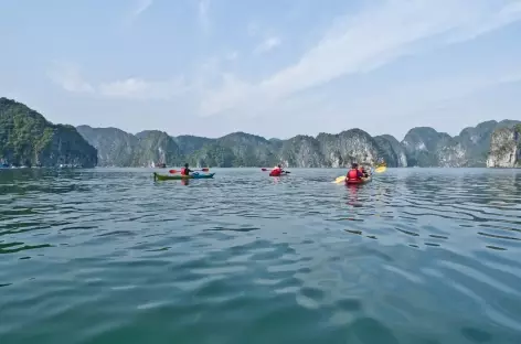 Kayak dans la baie d'Halong - Vietnam