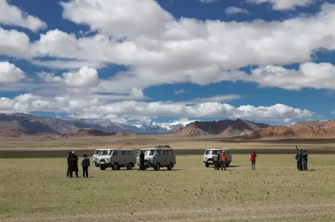 Véhicules dans la steppe - Mongolie
