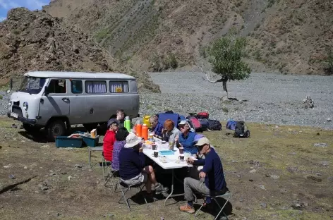 Pause et 4x4 russe - Mongolie