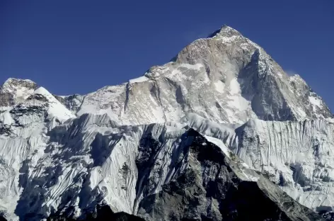 Zoom sur le Makalu depuis le Renjo La