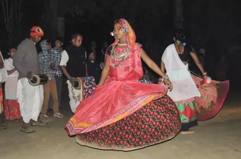 Danses et costumes Tharu,  Népal