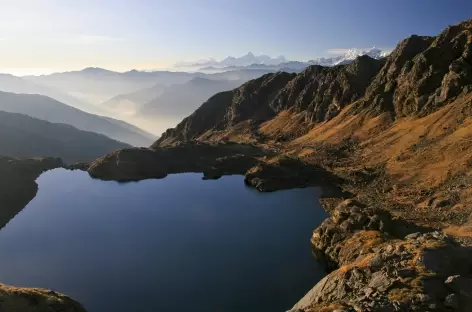 Lumière matinale sur les lacs sacrés de Gosainkund (Népal)