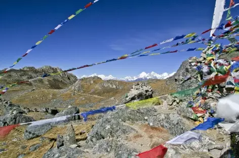 Arrivée au col de Laurebina, au fond la chaîne du Ganesh Himal - Népal