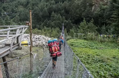 Passage d'un pont suspendu - Népal