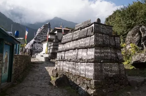 Pierres à Manis le long du chemin - Népal