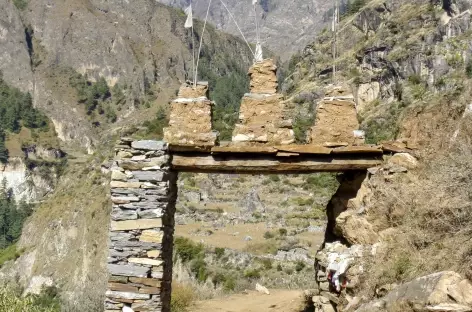 Porte d'entrée du village de Bhi - Népal
