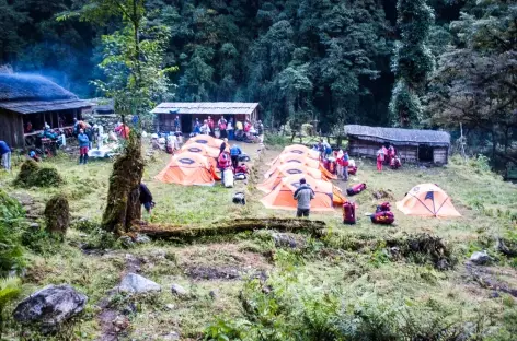 Campement près de la rivière  - Kangchenjunga Népal