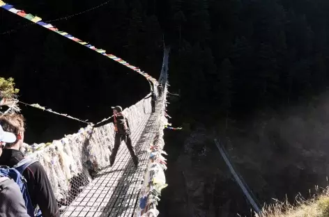 Pont enjambant le torrent - Népal