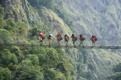 Nos porteurs sur un pont suspendu - Népal